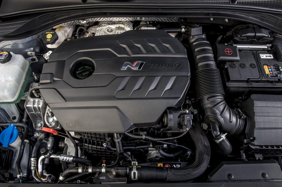 Моторный отсек Hyundai i30 Fastback N (PD) 2019 года  (UK) (фото 27 из 40)